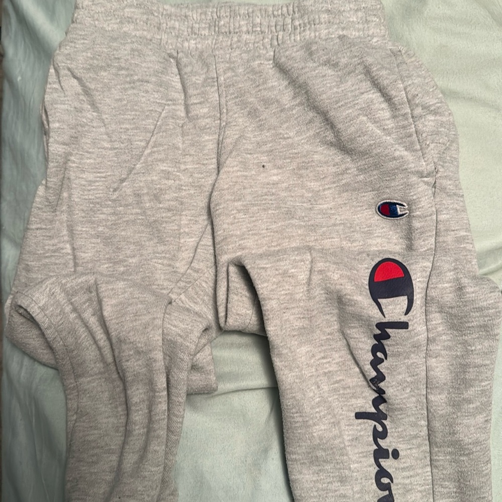 Boys grey champion jogger sweatpants size 7. Worn in great condition